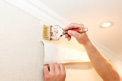 Pose de papier peint à Everly — revêtements muraux et toiles de verre